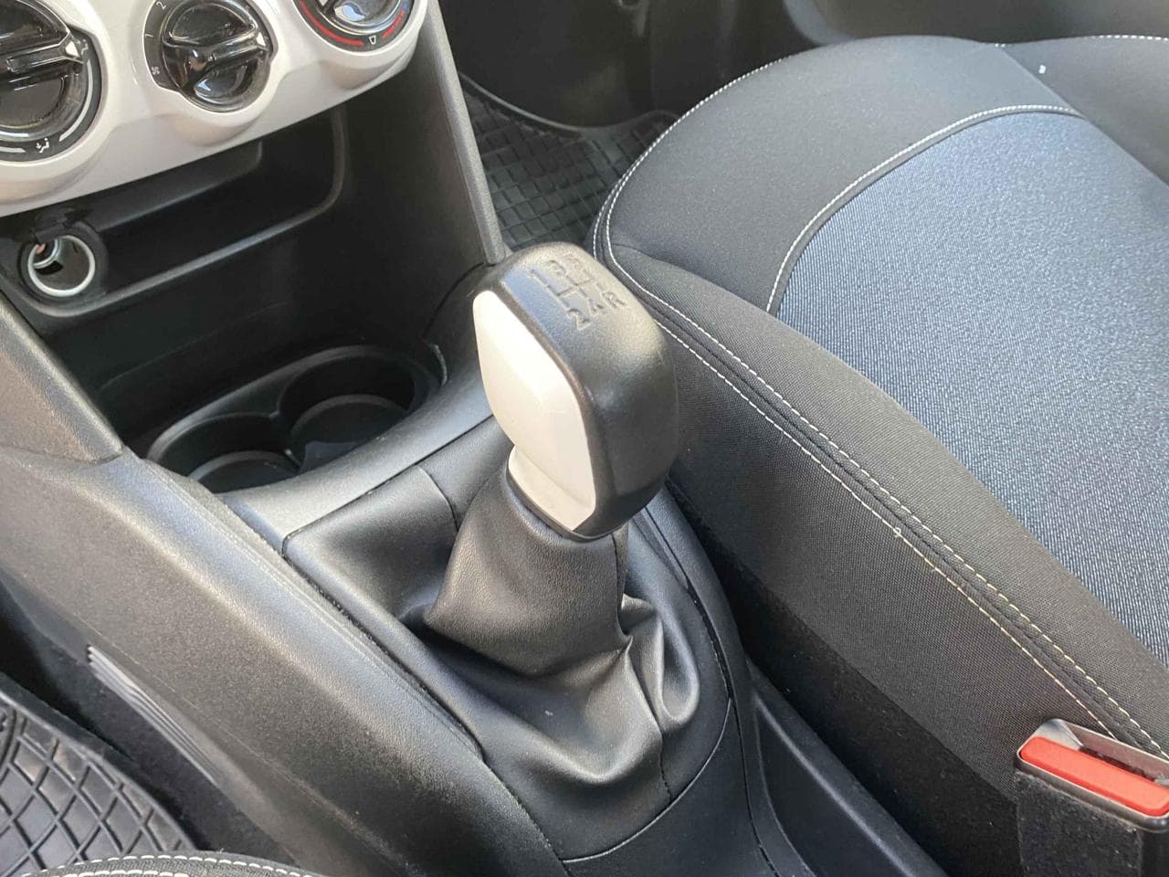 2018 Peugeot 208 - 25
