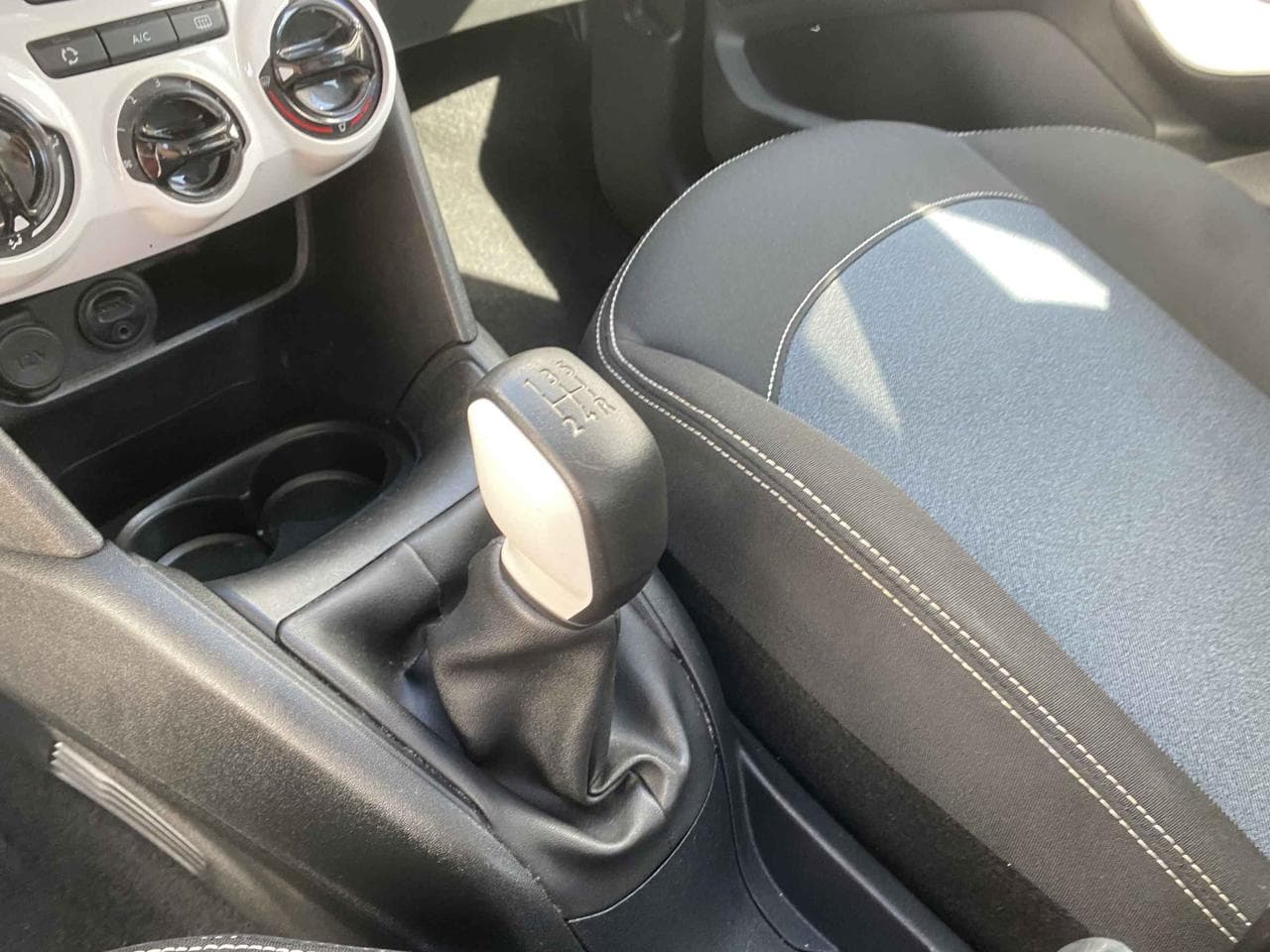 2017 Peugeot 208 - 28