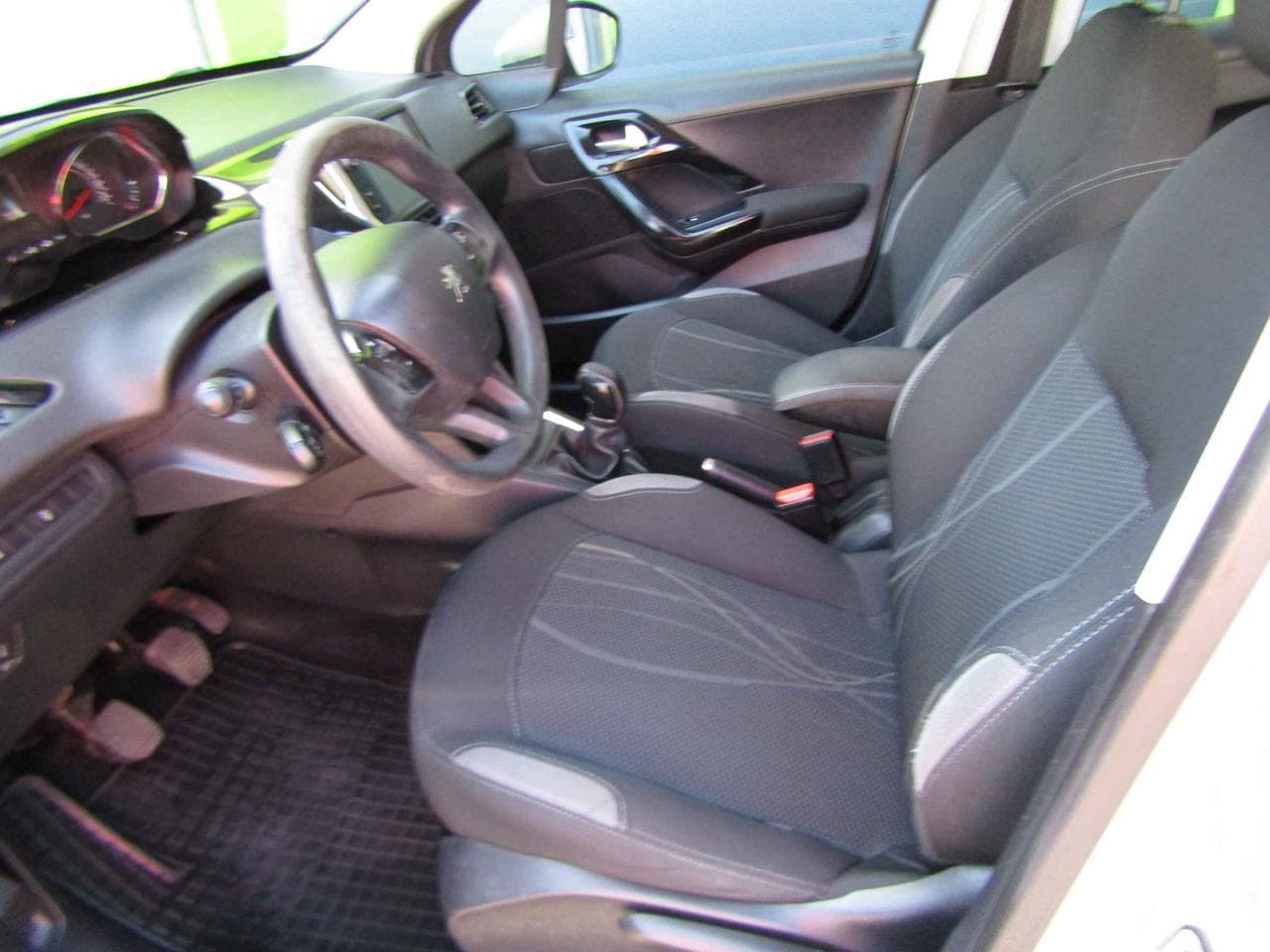 2015 Peugeot 208 - 17