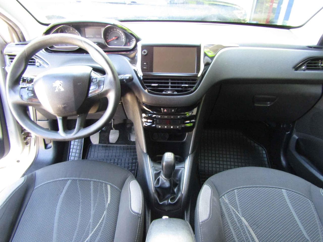 2015 Peugeot 208 - 15