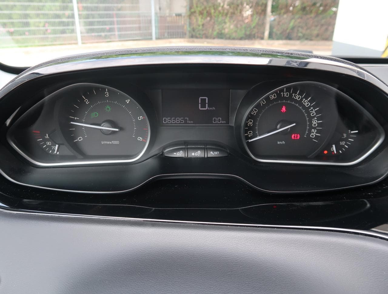 2017 Peugeot 208 - 17