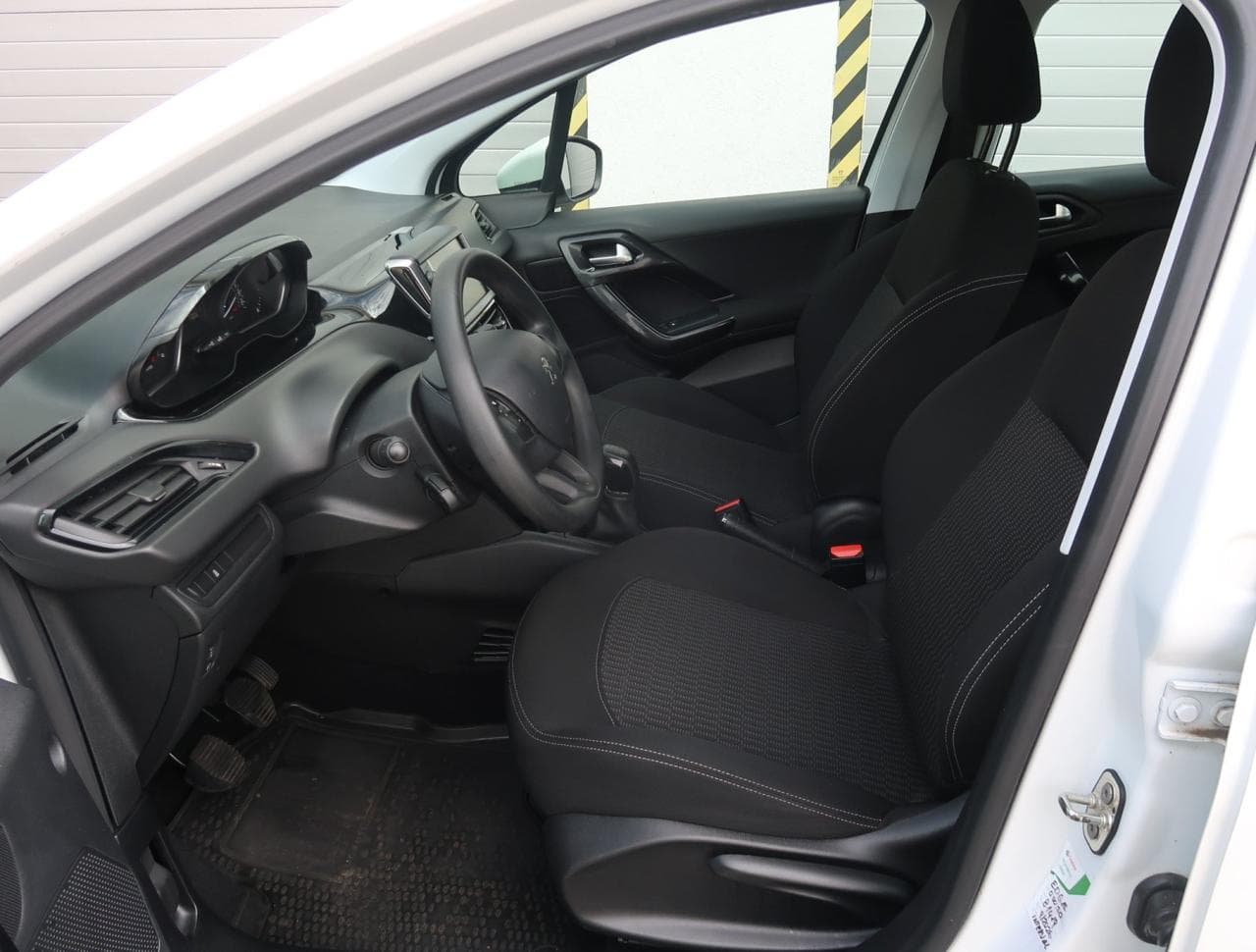 2017 Peugeot 208 - 16