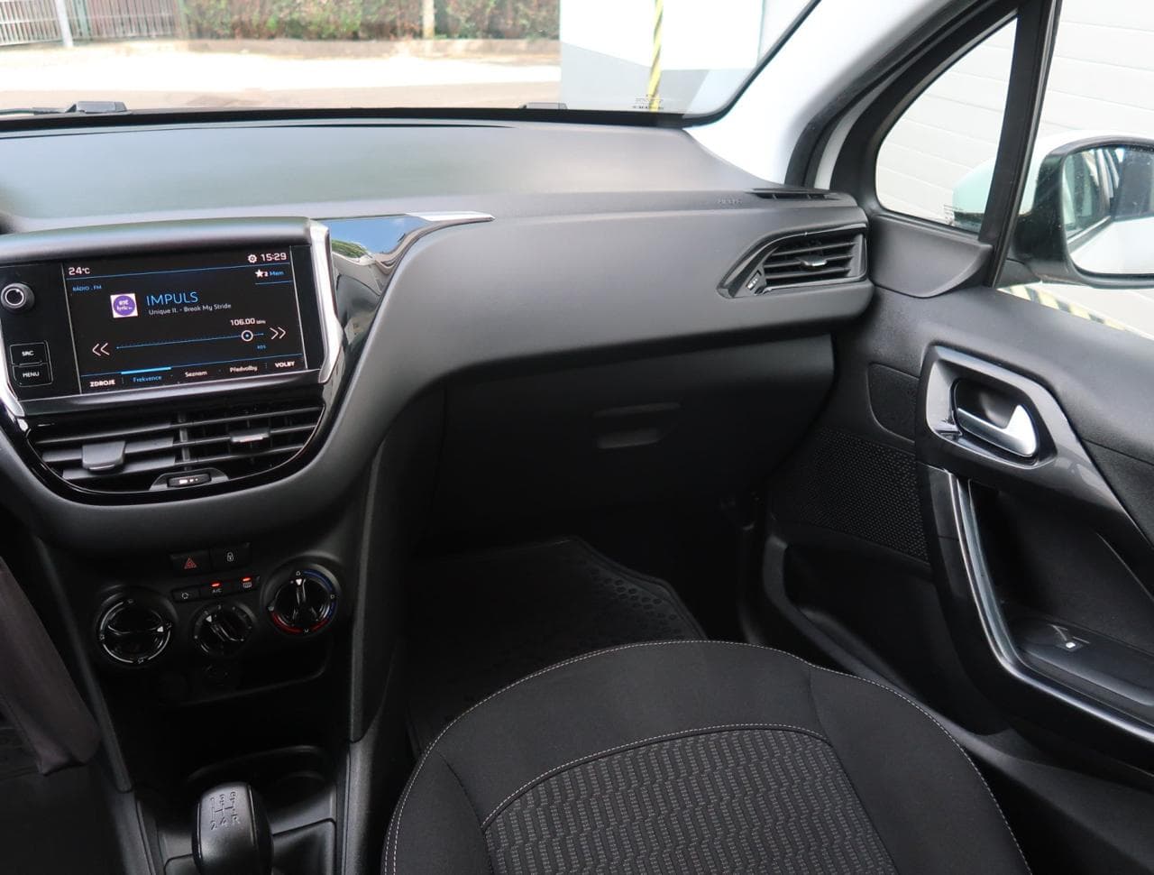 2017 Peugeot 208 - 11