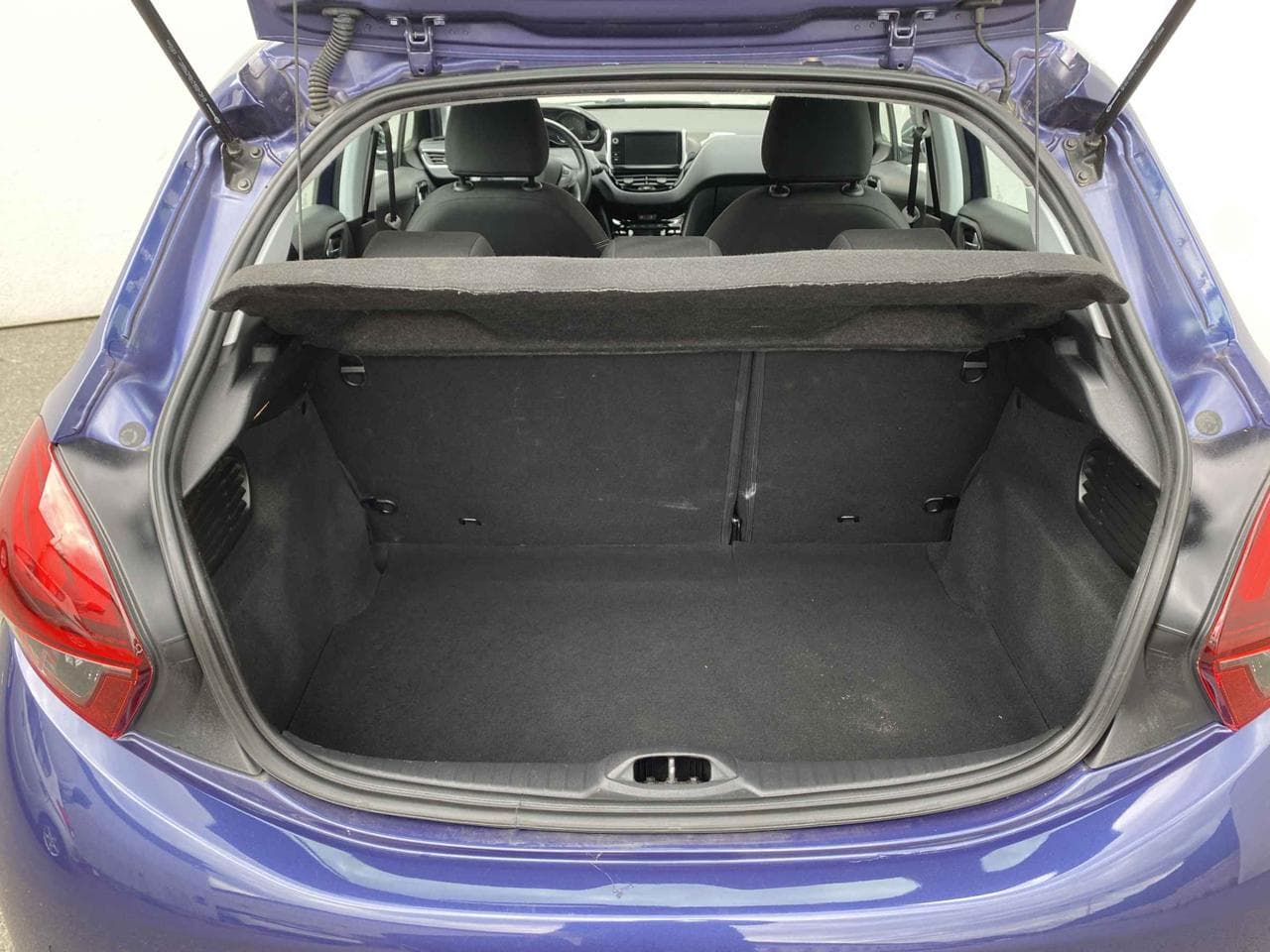 2017 Peugeot 208 - 11