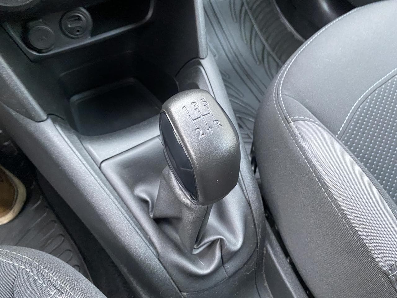 2013 Peugeot 208 - 14