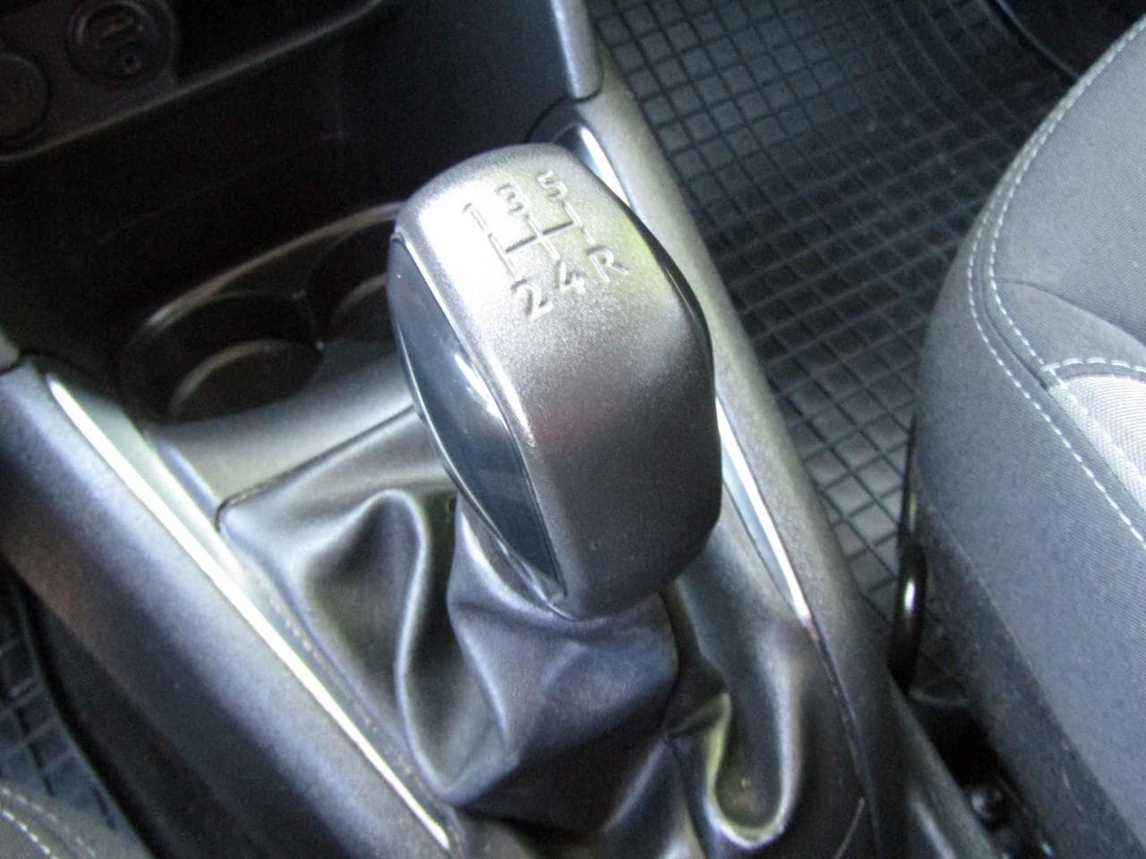 2015 Peugeot 208 - 16