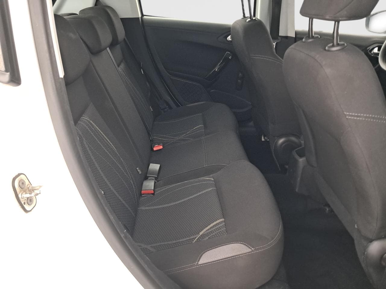 2015 Peugeot 208 - 13