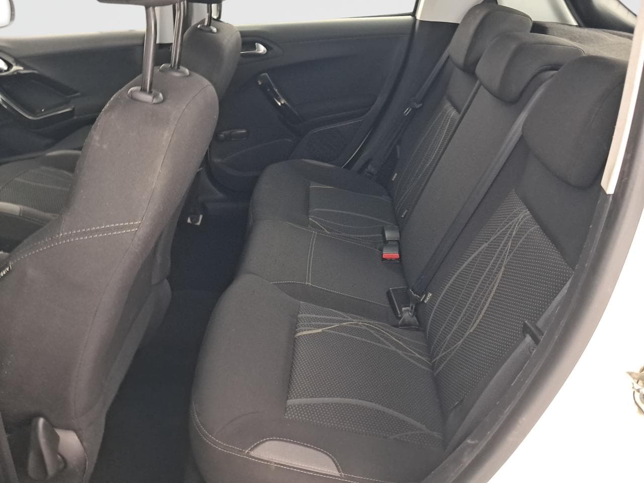 2015 Peugeot 208 - 15
