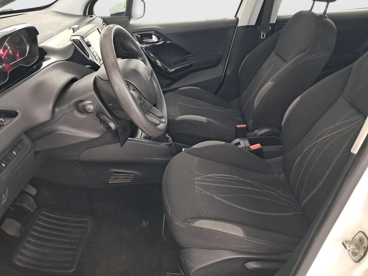 2015 Peugeot 208 - 16