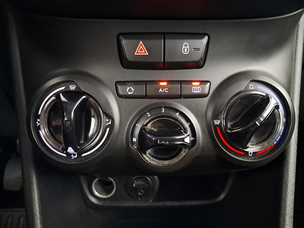 2015 Peugeot 208 - 19