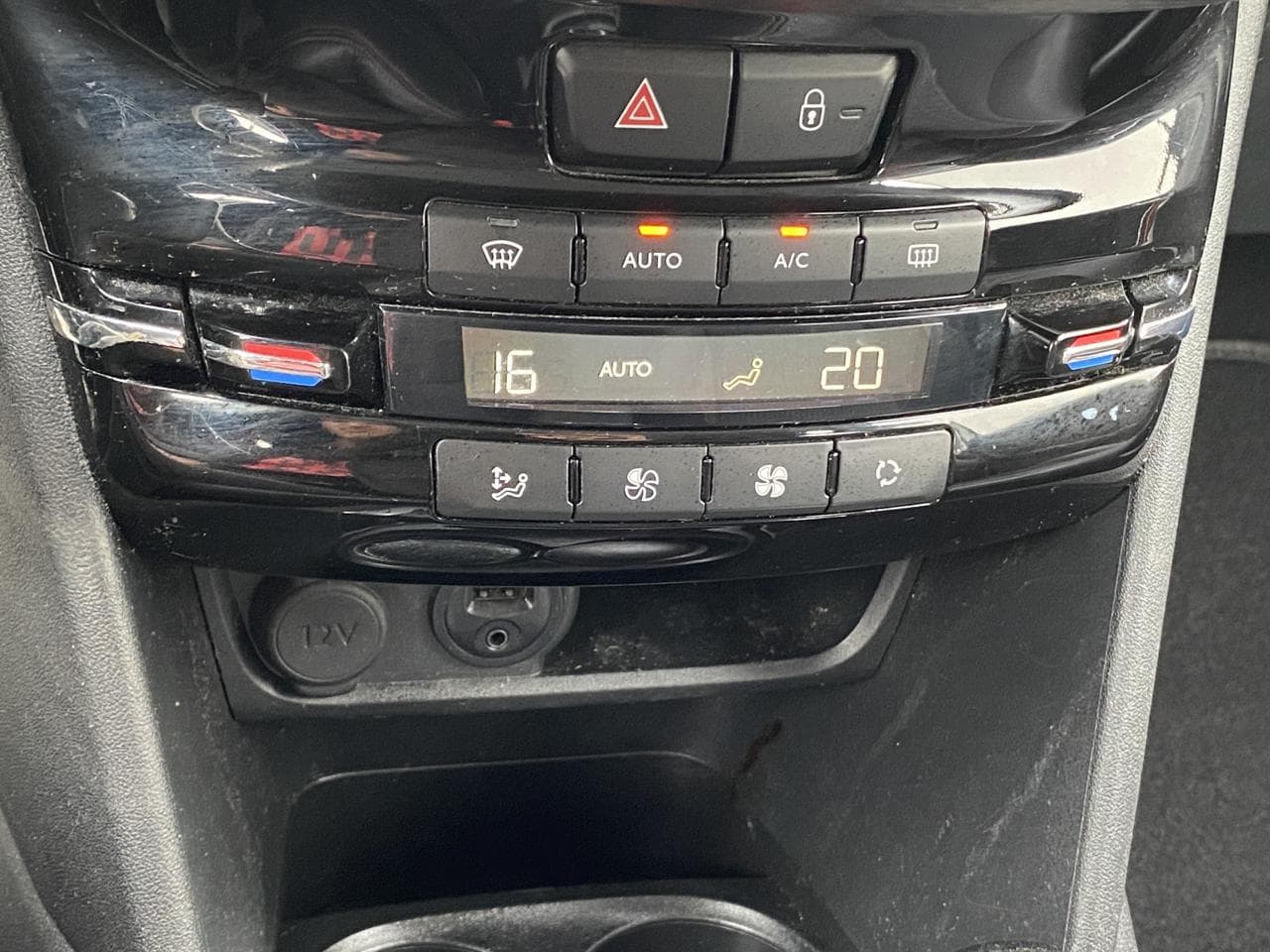 2017 Peugeot 208 - 15