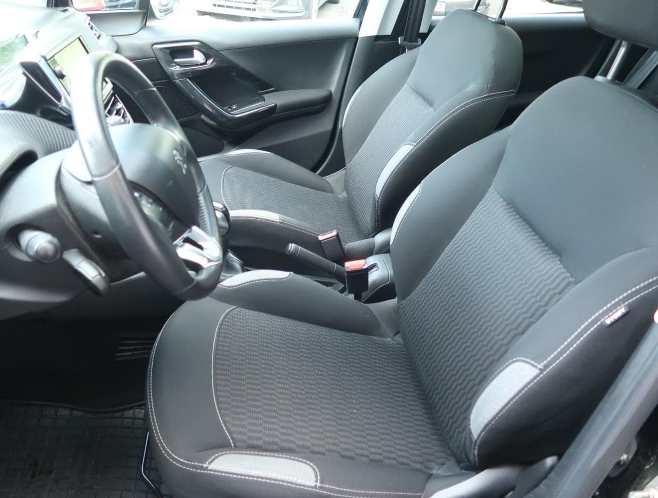2016 Peugeot 208 - 16