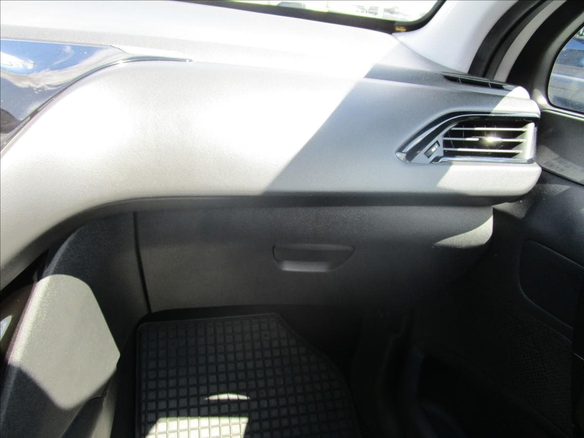 2017 Peugeot 208 - 10
