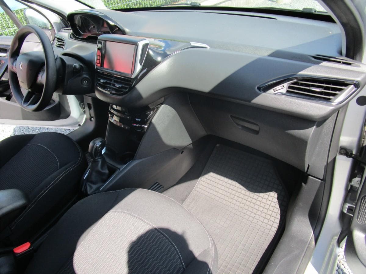 2017 Peugeot 208 - 16