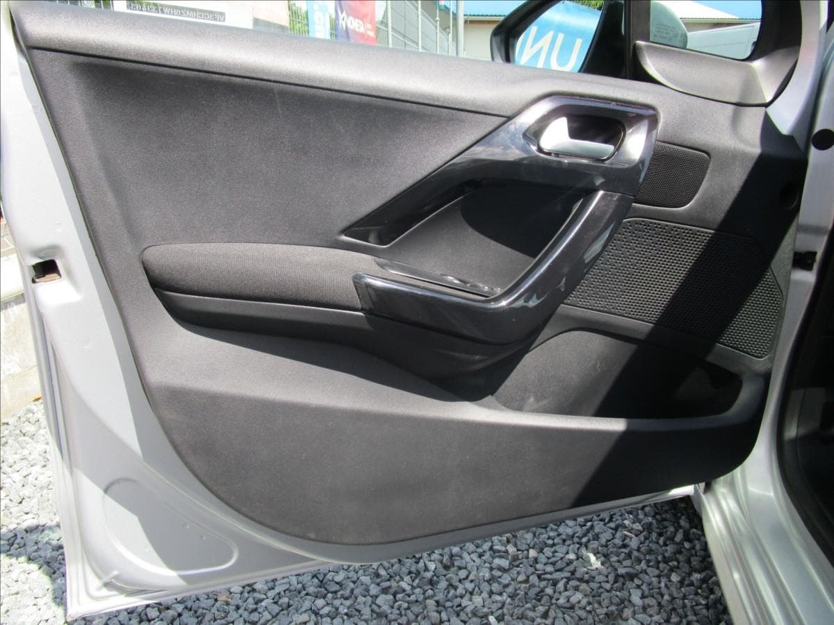 2017 Peugeot 208 - 15