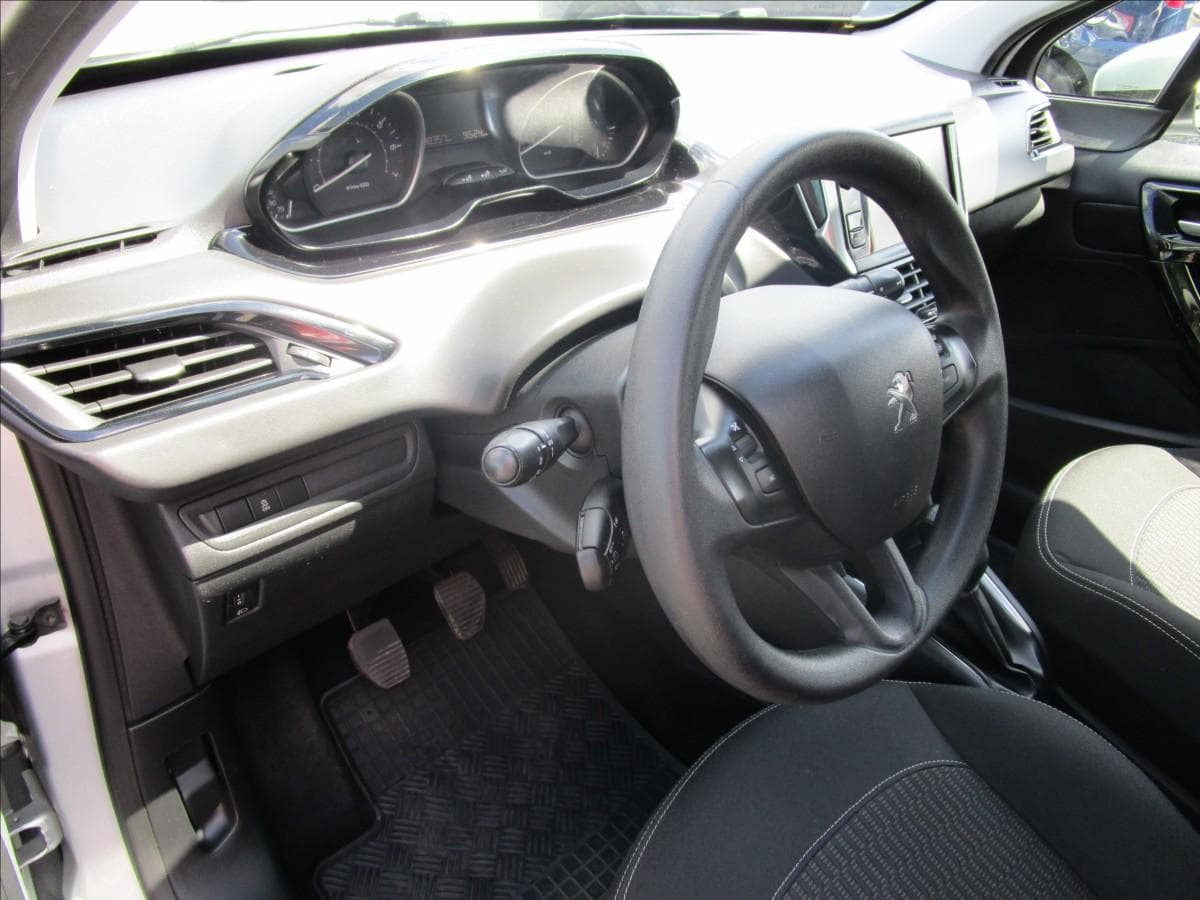 2017 Peugeot 208 - 11