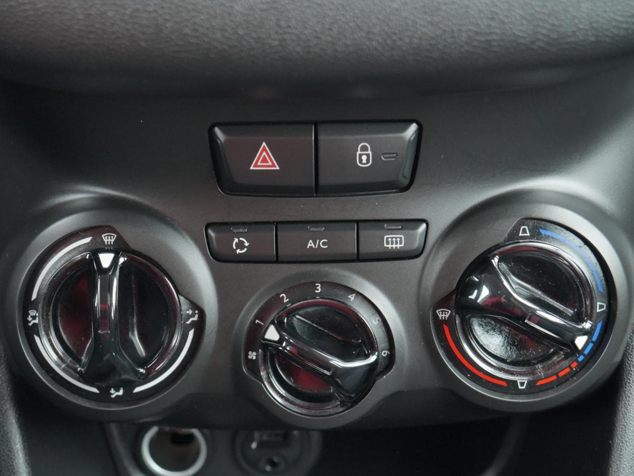 2015 Peugeot 208 - 15