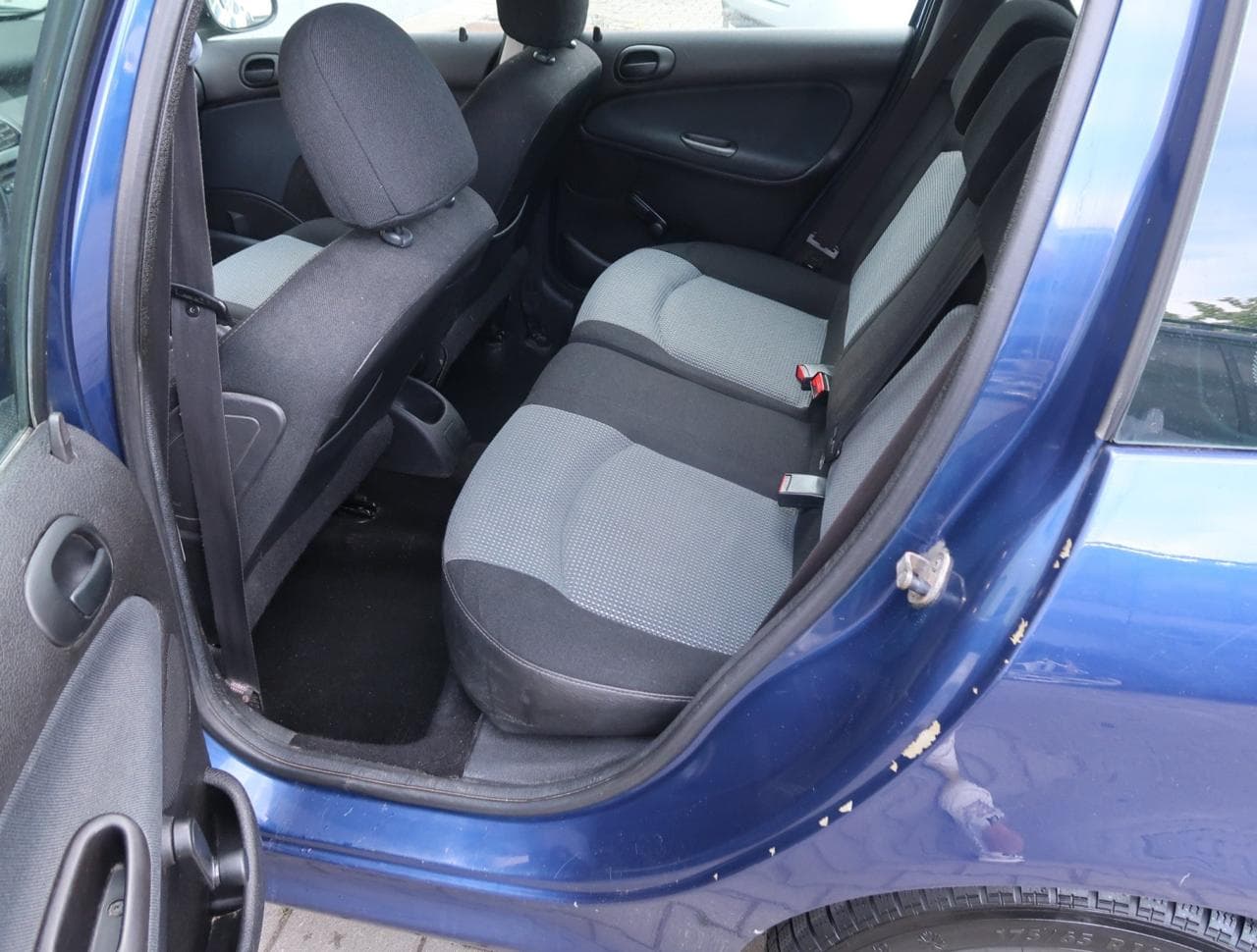 2004 Peugeot 206 - 29