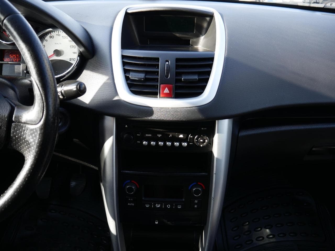 2010 Peugeot 207 - 11