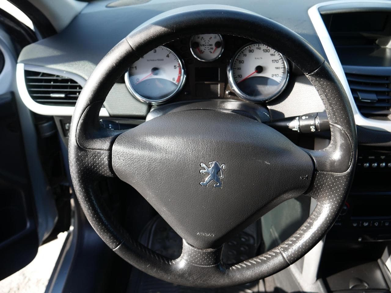 2010 Peugeot 207 - 14