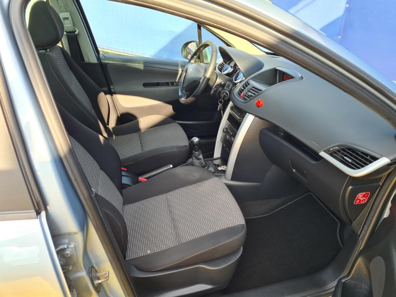 2010 Peugeot 207 - 8