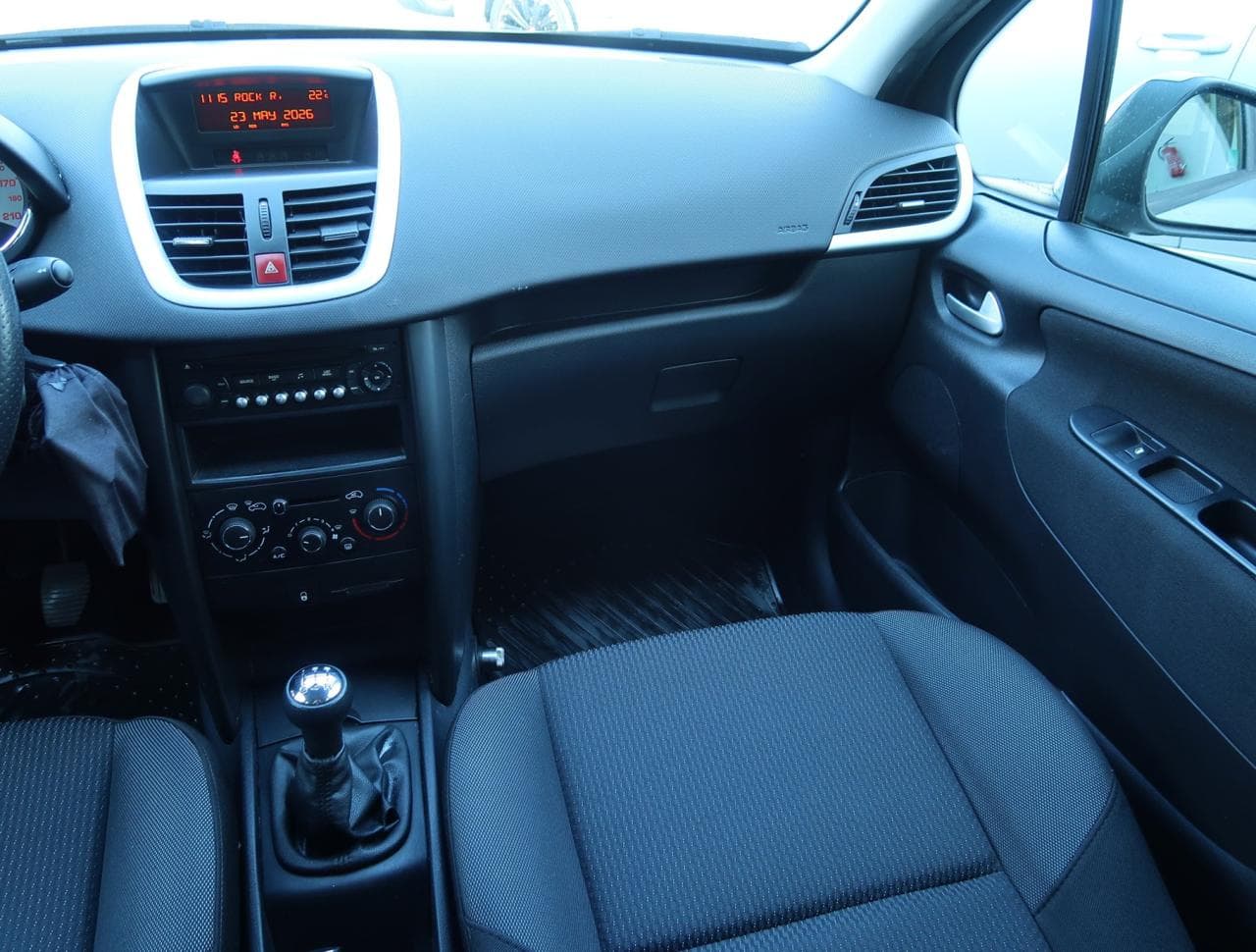2011 Peugeot 207 - 11
