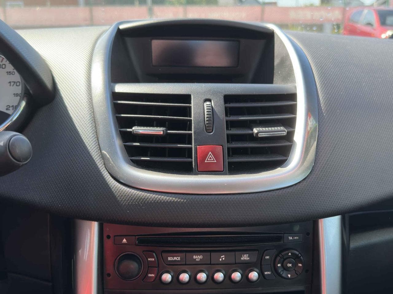 2011 Peugeot 207 - 21