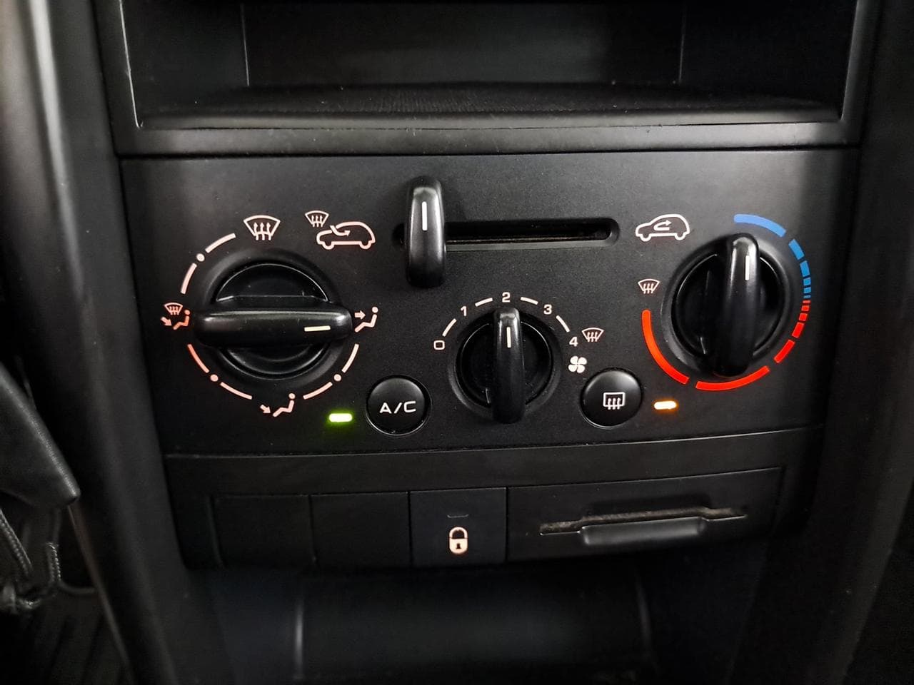 2007 Peugeot 207 - 37