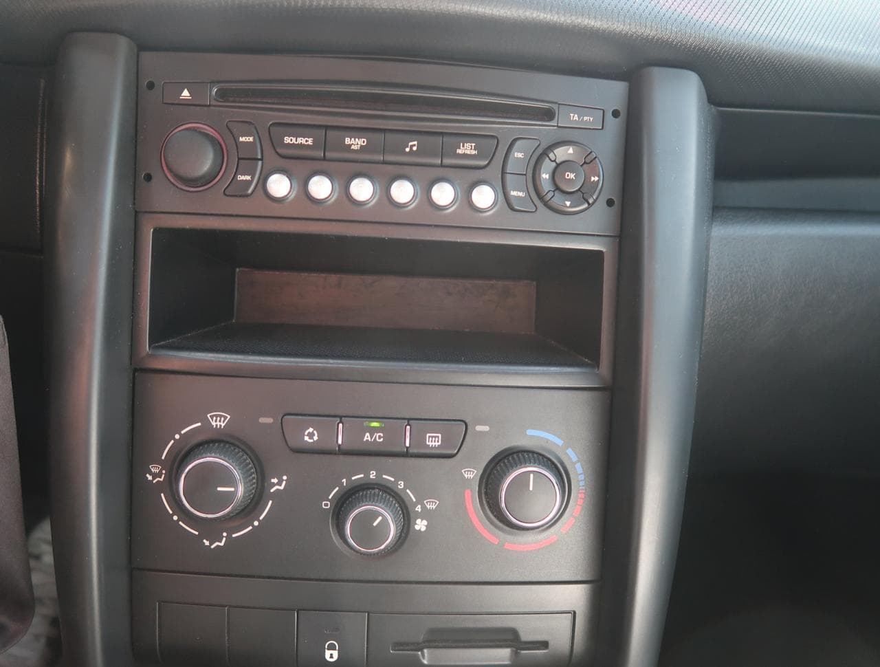 2010 Peugeot 207 - 32