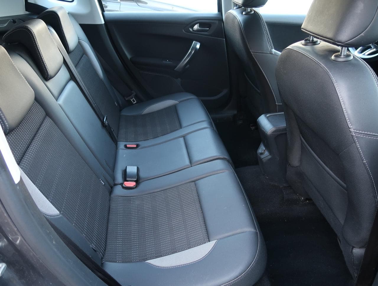 2017 Peugeot 2008 - 13