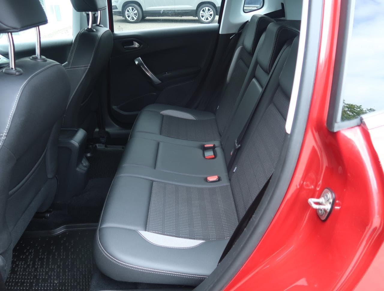 2016 Peugeot 2008 - 29
