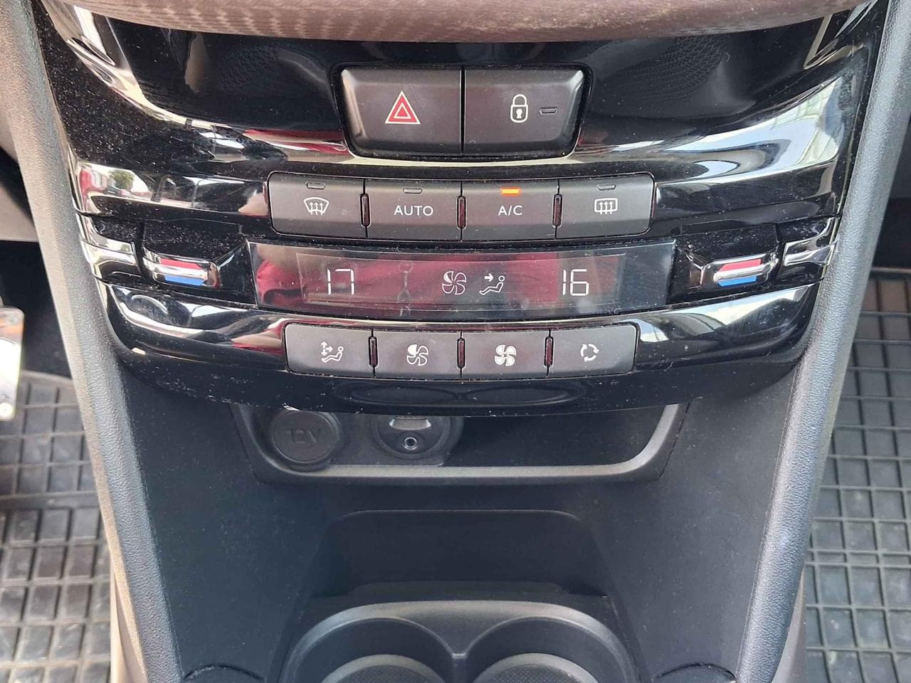 2015 Peugeot 2008 - 27