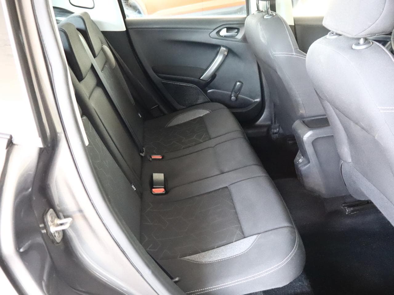 2017 Peugeot 2008 - 13