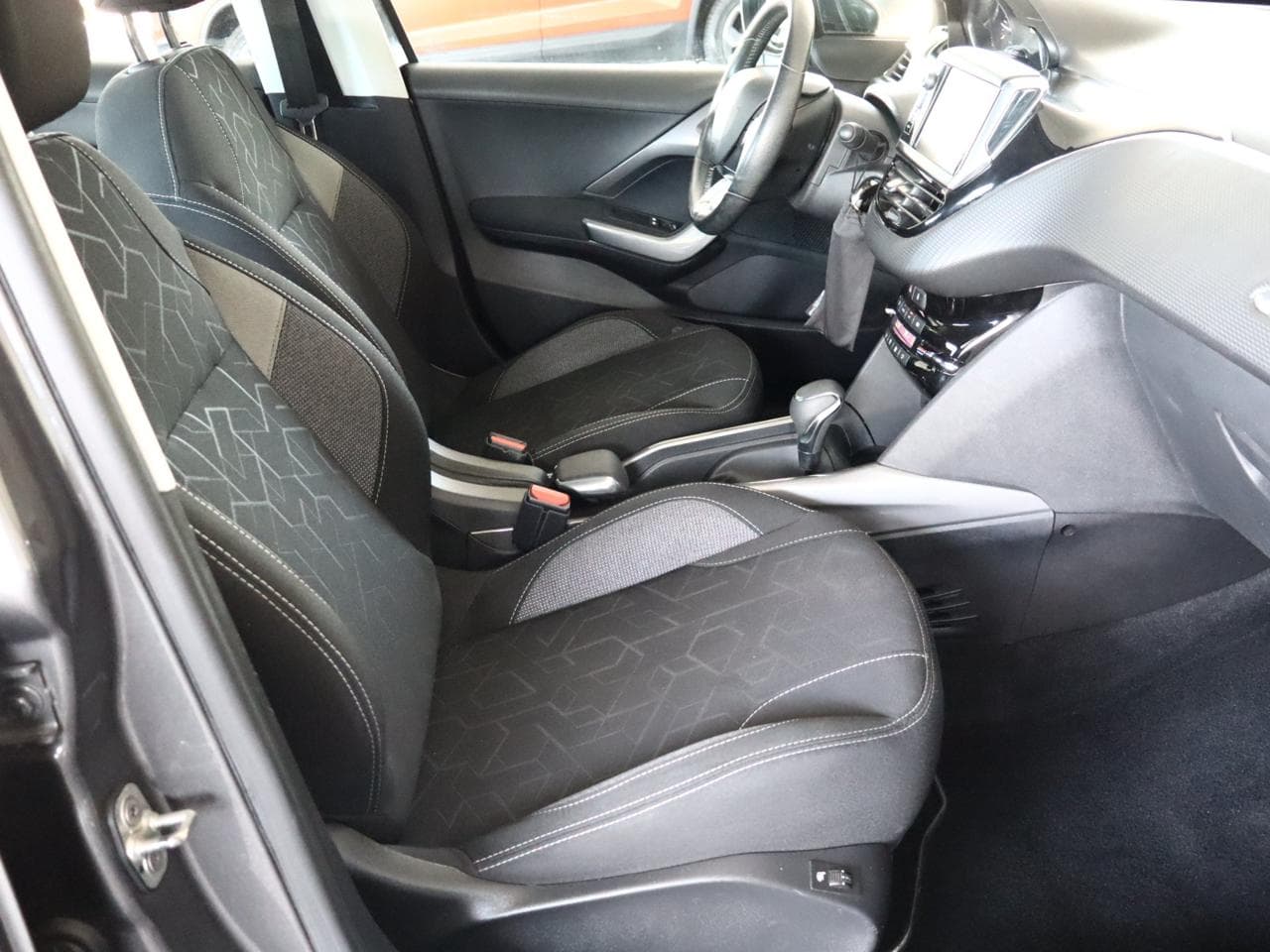 2017 Peugeot 2008 - 11