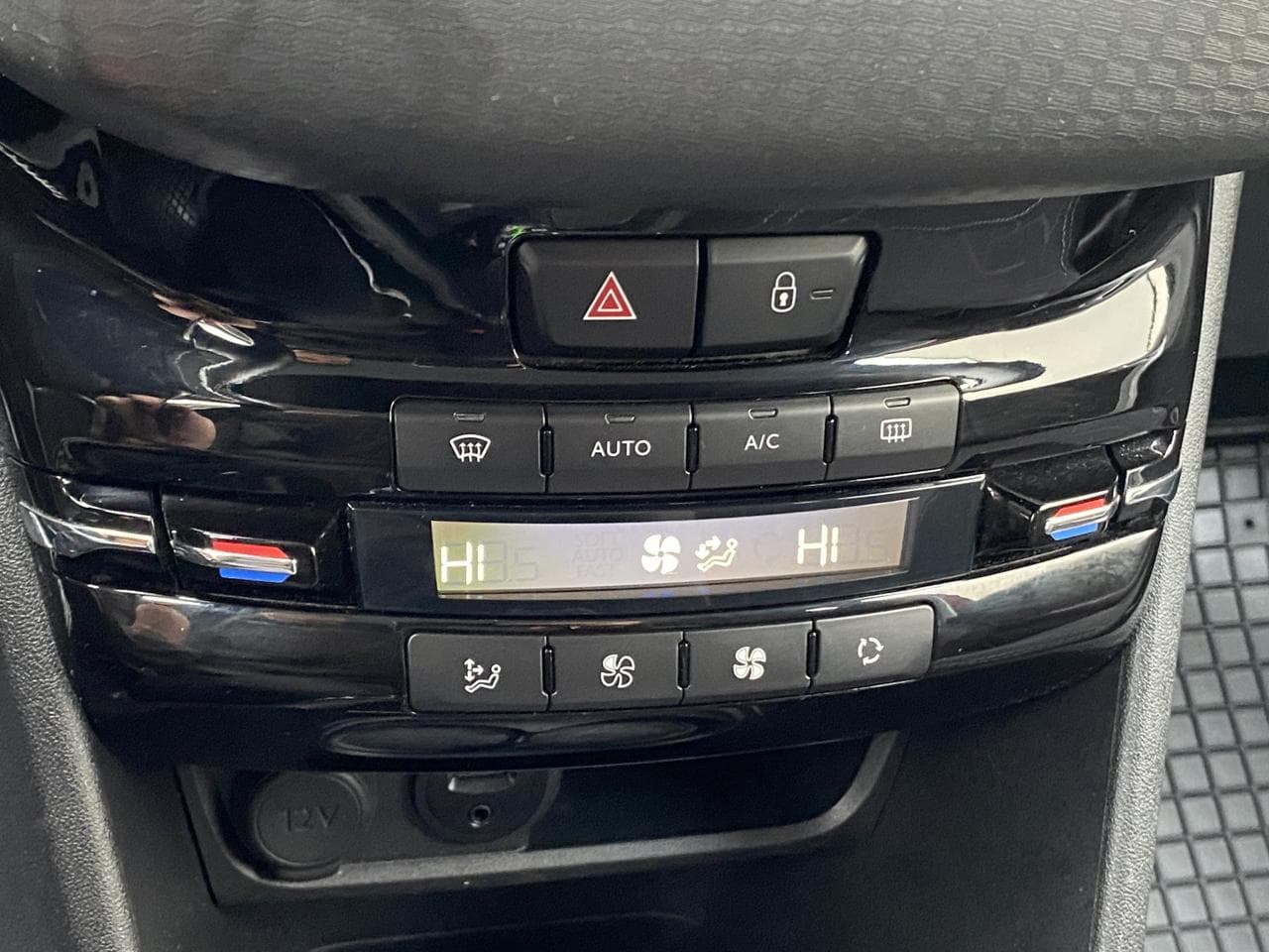 2017 Peugeot 2008 - 17