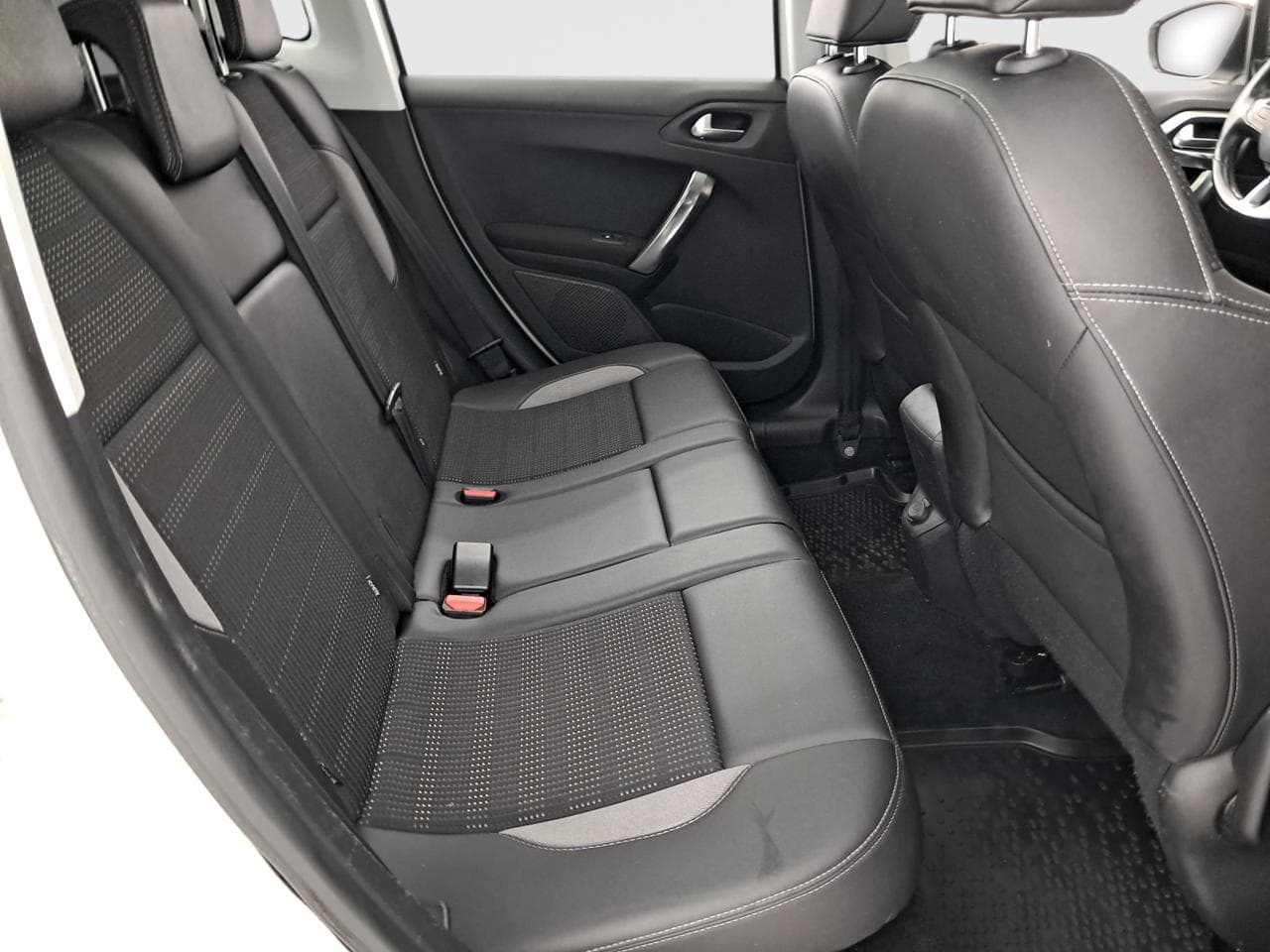 2013 Peugeot 2008 - 13