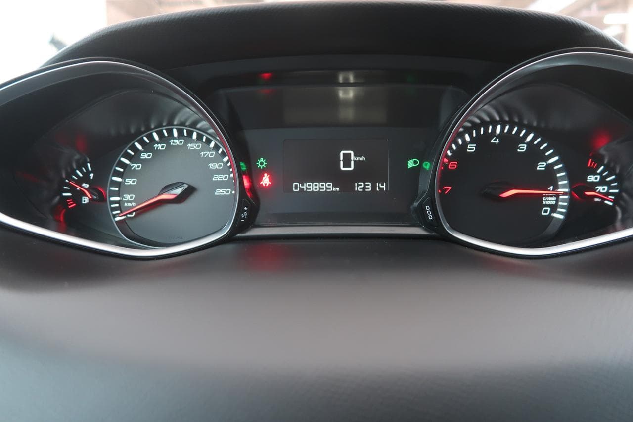 2018 Peugeot 308 - 17