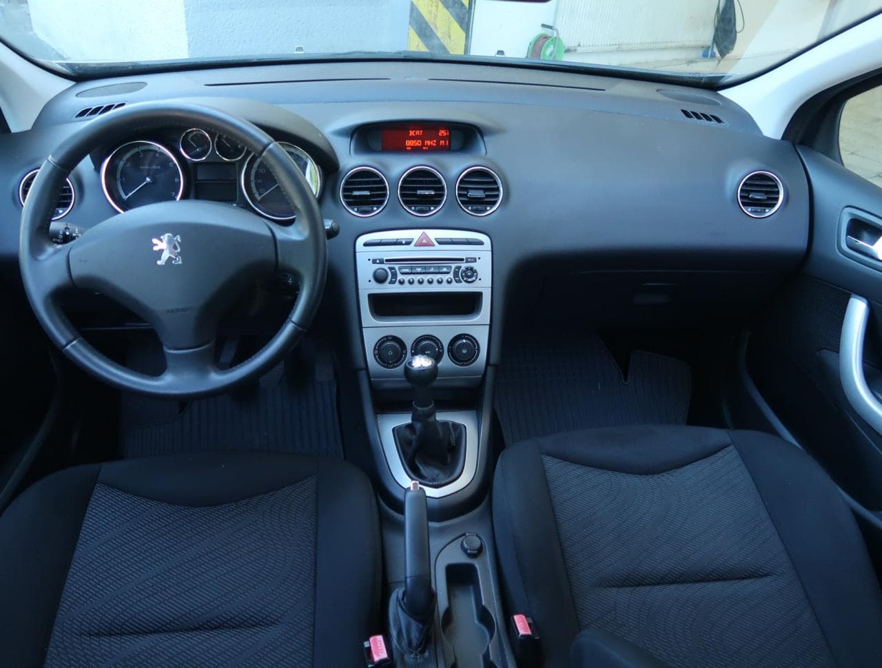 2010 Peugeot 308 - 10