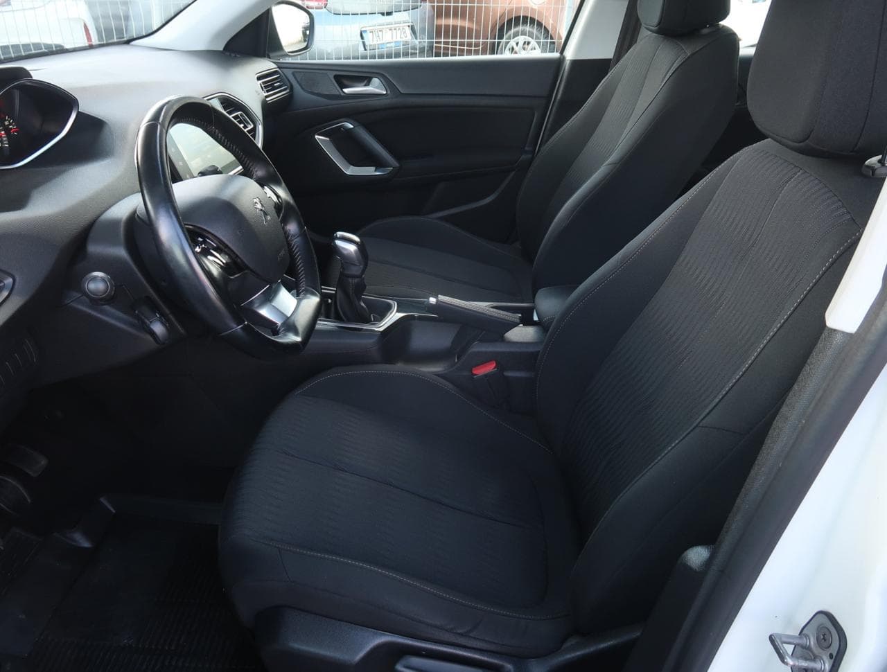 2017 Peugeot 308 - 31