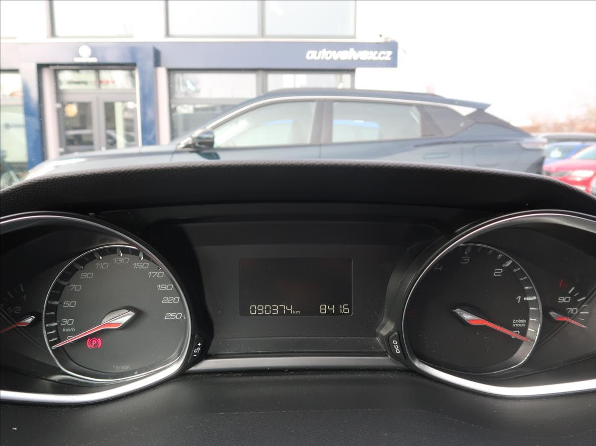 2016 Peugeot 308 - 11