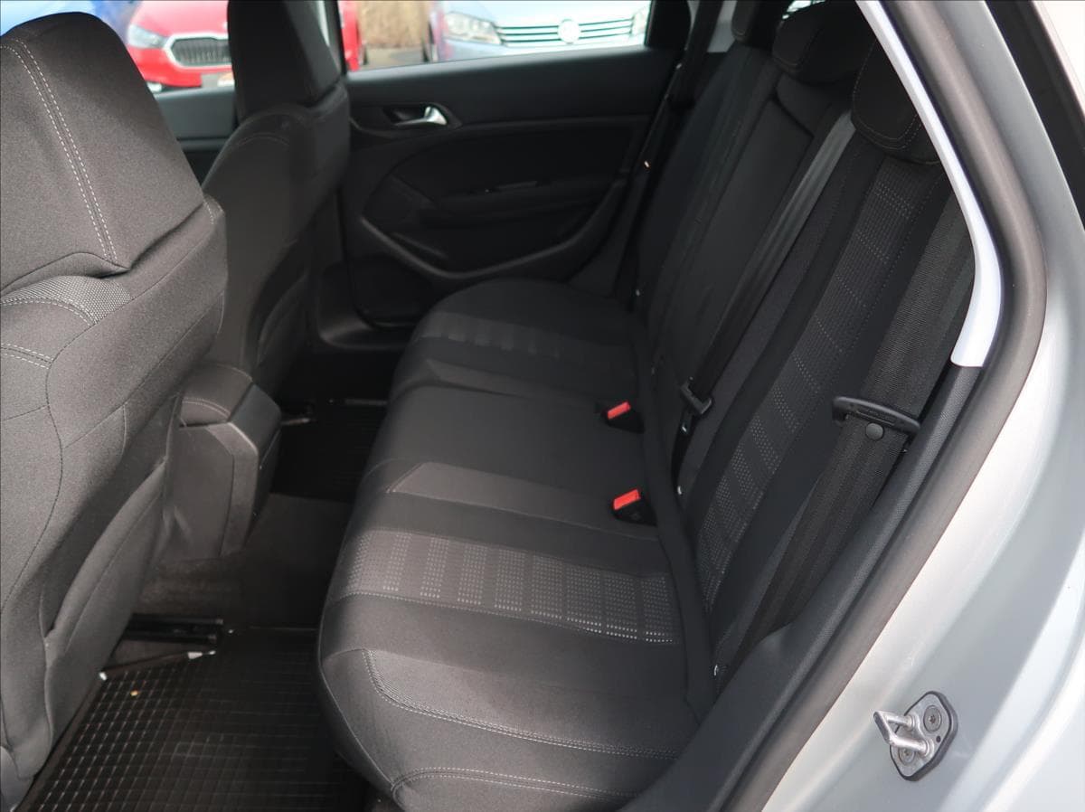 2016 Peugeot 308 - 17