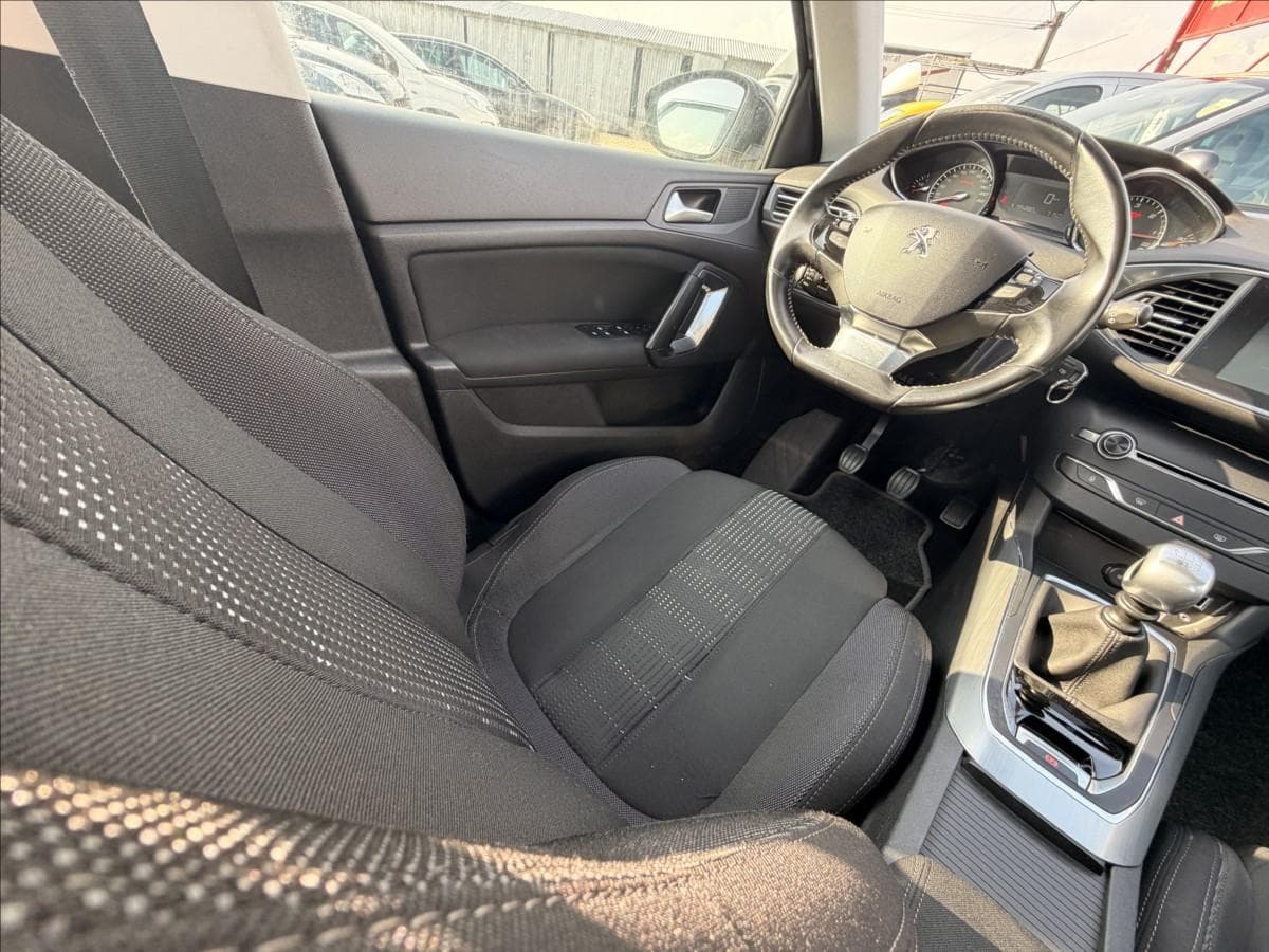 2015 Peugeot 308 - 18