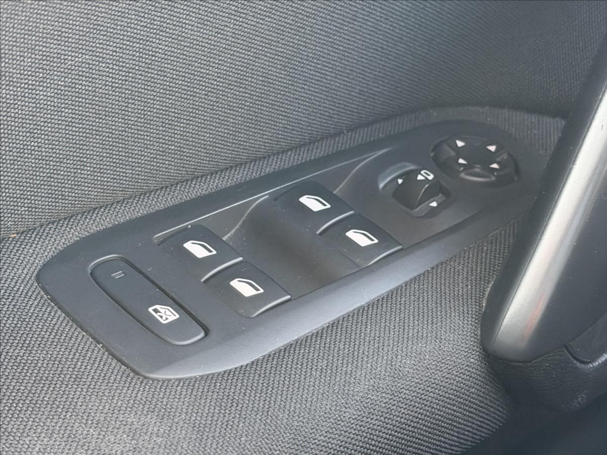 2015 Peugeot 308 - 12