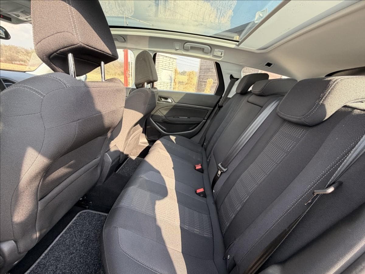 2015 Peugeot 308 - 14