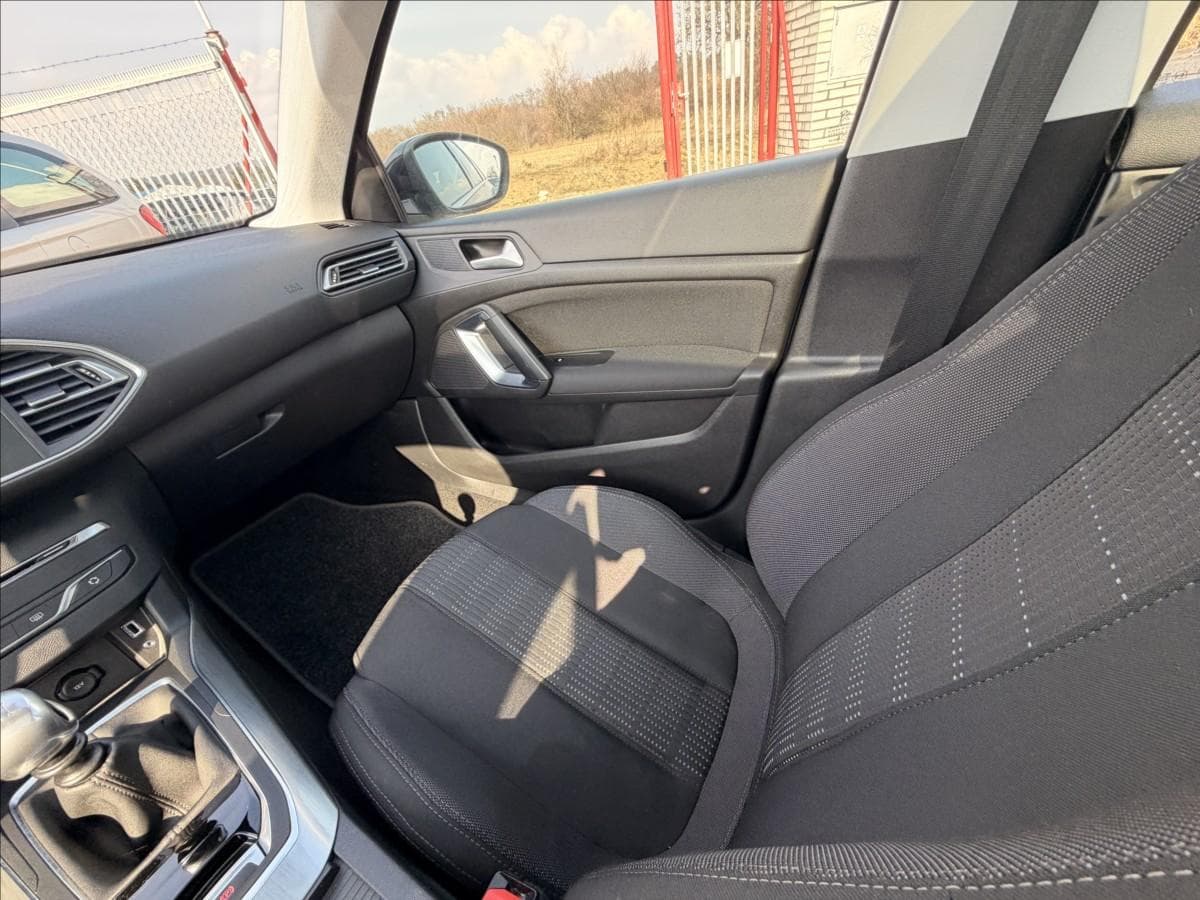 2015 Peugeot 308 - 17