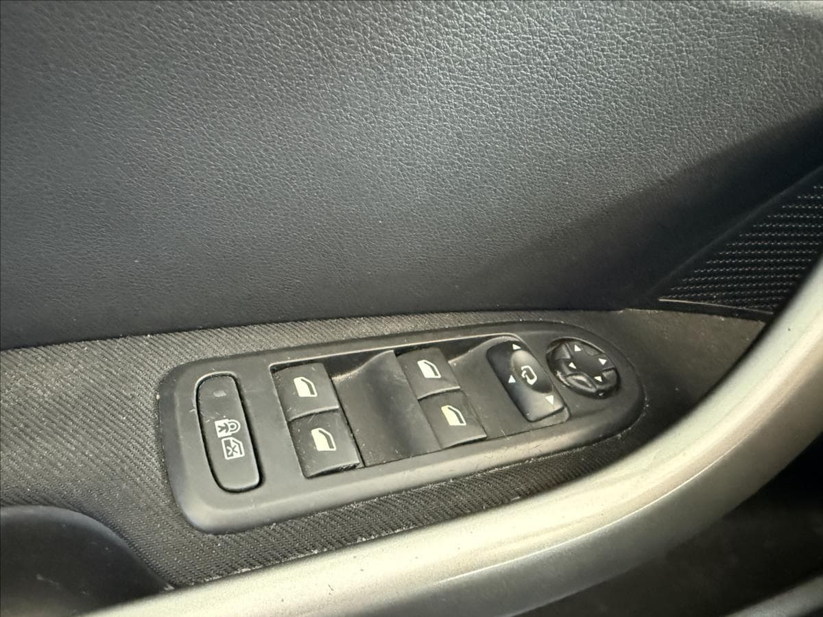 2012 Peugeot 308 - 10