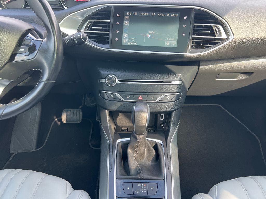 2016 Peugeot 308 - 11