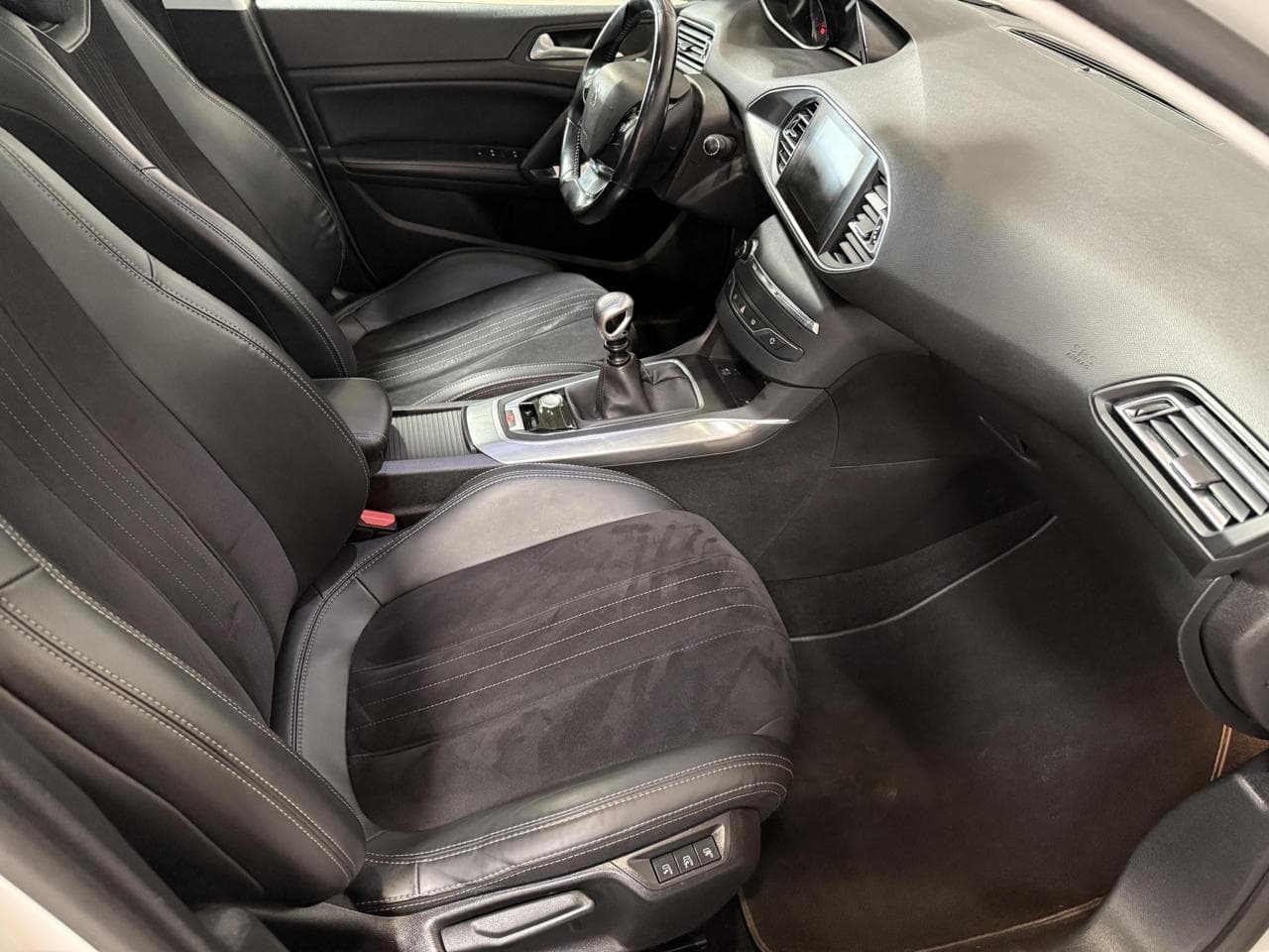 2017 Peugeot 308 - 13