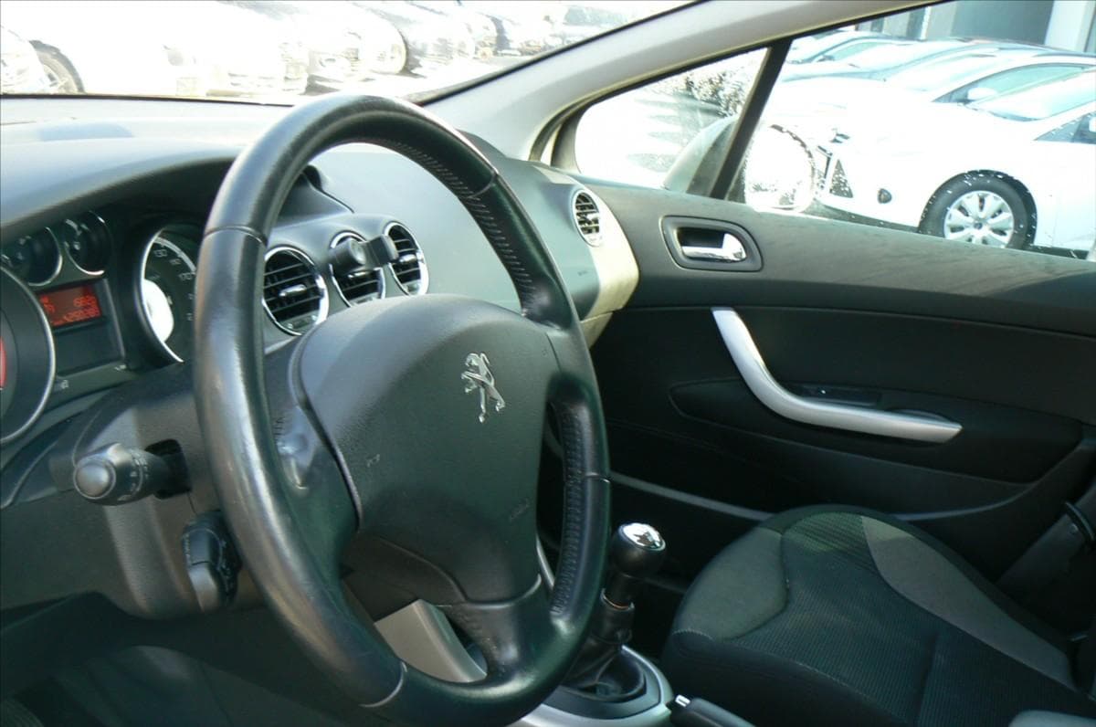2012 Peugeot 308 - 10