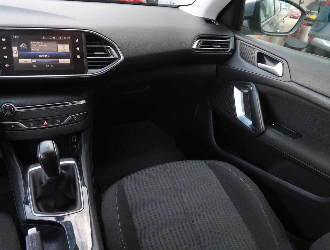 2017 Peugeot 308 - 11
